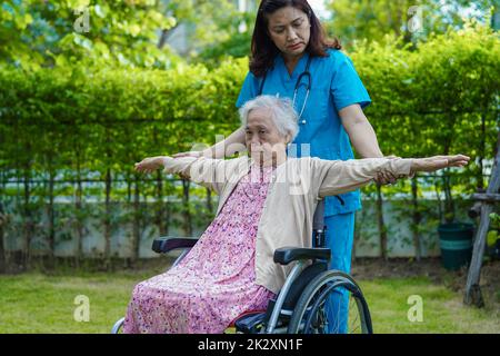 Arzt Hilfe asiatische ältere Frau Behinderung Patient in Krankenpflege-Krankenhaus, medizinisches Konzept. Stockfoto