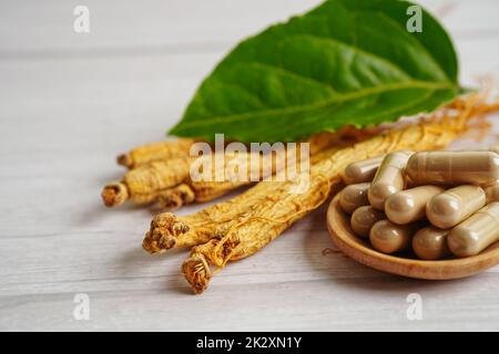 Ginseng Wurzeln und grünes Blatt, gesunde Ernährung. Stockfoto