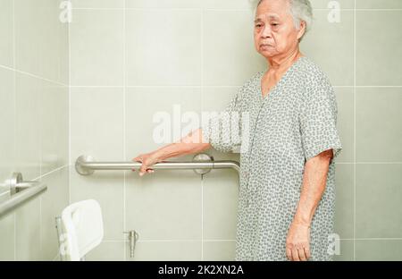 Asiatische ältere alte Frau Patienten verwenden WC-Stützschiene im Badezimmer, Handlauf Sicherheit Haltegriff, Sicherheit im Krankenpflegekrankenhaus. Stockfoto