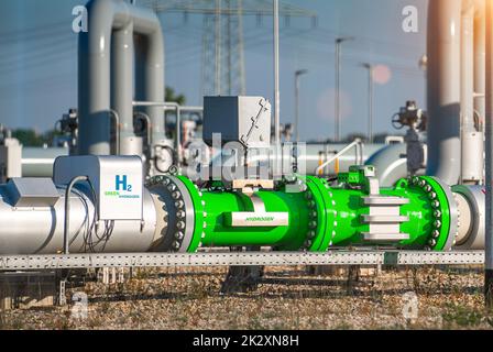 Pipeline für die Erzeugung von grünem Wasserstoff aus erneuerbaren Energien – grünes Wasserstoffgas für saubere Solar- und Windturbinenanlagen Stockfoto