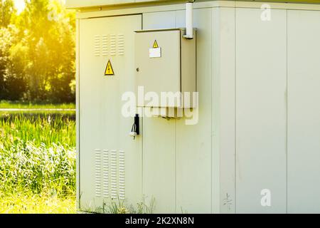 Elektrischer Verteilerschrank im Freien mit Morgensonne Stockfoto