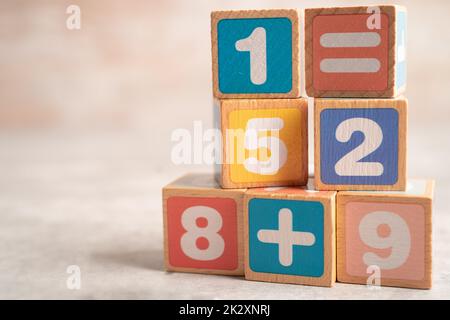 Mathe Zahl bunt auf weißem Hintergrund, Bildung studieren Mathematik Lernen Lehrkonzept. Stockfoto