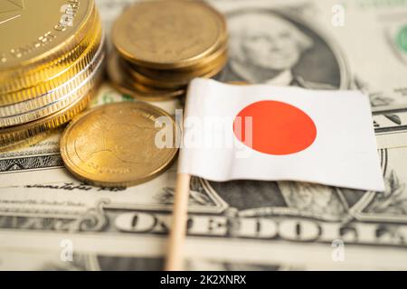 Stapel von Münzen Geld mit Japan-Flagge, Finanzbanking-Konzept. Stockfoto