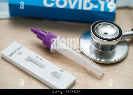 Set aus Speichelantigen-Testkit zur Überprüfung der Verwendung des Covid-19-Coronavirus zu Hause. Stockfoto