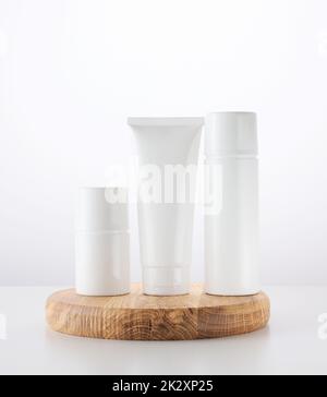 Flasche, leere weiße Plastikröhrchen für Kosmetika. Verpackung für Creme, Gel, Serum Stockfoto