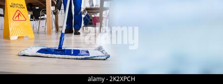 Hausmeister Reinigung Boden im Büro Stockfoto