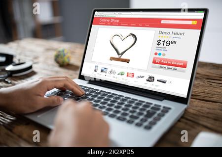 Geschäftsmann Liest Nachrichten Auf Dem Laptop Stockfoto