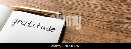 Dankeswort Mit Stift Auf Notizbuch Stockfoto