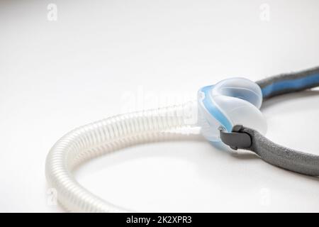 CPAP-Maske als Vollmaske oder Nasenmaske gegen obstruktive Schlafapnoe hilft Patienten Atemschutzmaske Kopfschutz Clip für Nase und Hals Atmung Medikation mit cpap-Gerät gegen Schnarchen Mann Stockfoto