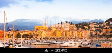 Menton an der französischen Riviera, genannt Coast Azur, liegt bei Sonnenaufgang im Süden Frankreichs Stockfoto