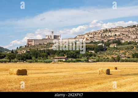 Assisi-Dorf in Umbrien, Italien. Die Stadt ist berühmt für die wichtigste italienische Basilika, die dem St. Francis - San Francesco. Stockfoto