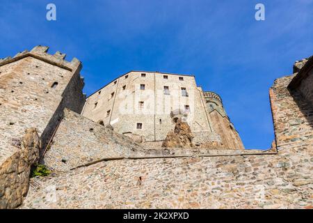 Abtei St. Michael, Sacra di San Michele, Italien. Mittelalterliches Klostergebäude. Stockfoto