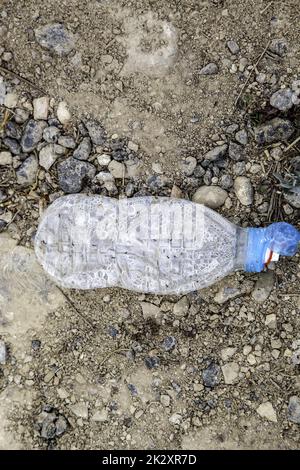 Eine Flasche Wasser in die Natur geworfen Stockfoto