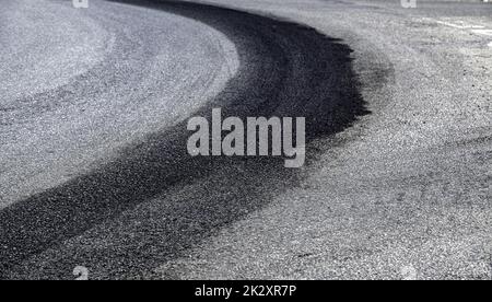 Reifenspuren auf dem Asphalt Stockfoto