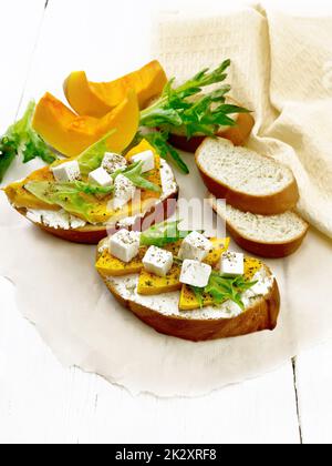 Bruschetta mit Kürbis und Ricotta an Bord Stockfoto