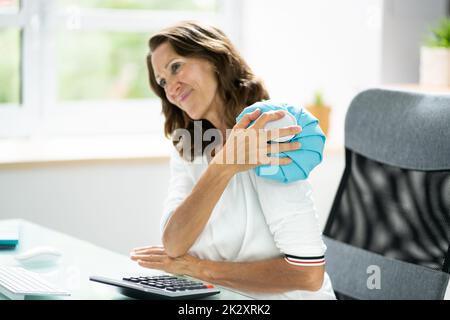 Auftragen Des Wiederverwendbaren Eisbeutels Stockfoto