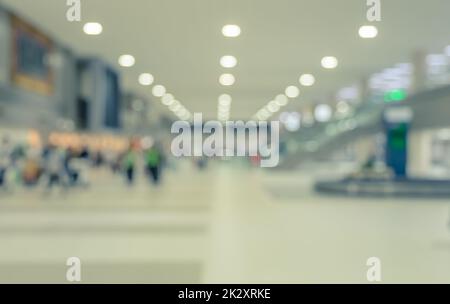 Verschwommenes Interieur des Flughafenterminals mit Hintergrund der Passagiere Stockfoto