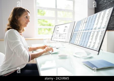 Buchhalter, der E Invoice Software am Computer verwendet Stockfoto