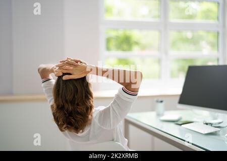 Öffnen Sie Das Fenster In Office. Frische Luft Atmen Stockfoto