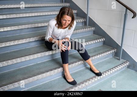 Reife Frau, Die Auf Der Treppe Sitzt Stockfoto