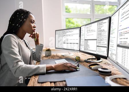 Afroamerikanischer Coder Mit Computer Am Schreibtisch Stockfoto