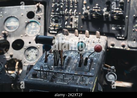 Oldtimer-Cockpit aus dem Zweiten Weltkrieg mit Instrumententafel und Flugsteuerung Stockfoto