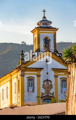 Fassade einer historischen Kirche im Barockstil in der Stadt Ouro Preto Stockfoto