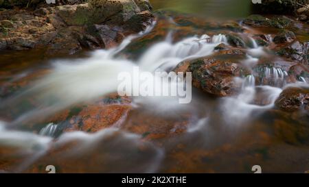 Die Ilse bei Ilsenburg am Fuße des Brockens im Nationalpark Harz in Deutschland Stockfoto