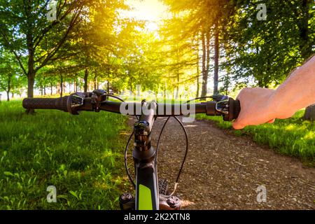 Ein Mann fährt Fahrrad, hält den Fahrradlenker mit einer Hand Stockfoto