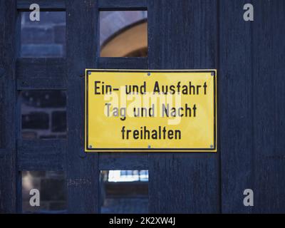 Eingang und Ausgang Tag und Nacht lassen Sie das deutsche Schild frei Stockfoto