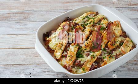 Tartiflettkartoffeln mit Speck und Käse Stockfoto