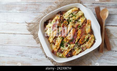 Tartiflettkartoffeln mit Speck und Käse Stockfoto