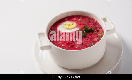 Weißrussische, lettische, litauische, polnische und ukrainische Rote Bete, kalte cremige Suppe mit Gurke, Rettich, Kartoffeln und Ei. Traditionelles Sommersuppenkonzept Stockfoto