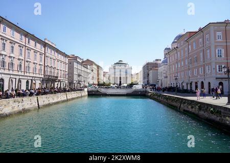TRIEST, ITALIEN - 24. APRIL 2022: Gran Canal und Borgo Teresiano in Triest, Italien Stockfoto