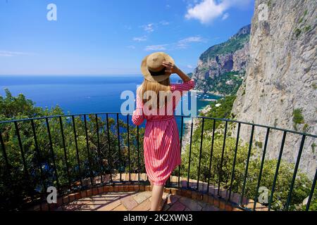 Urlaub Capri, Italien. Junge Modefrau genießt die Landschaft vom Balkon auf der Insel Capri, Italien. Stockfoto