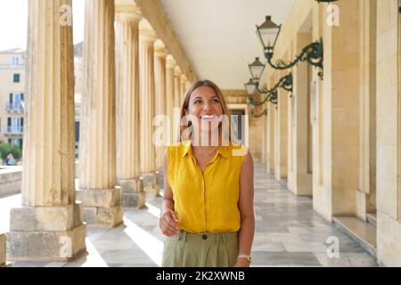 Porträt einer jungen, fröhlichen Frau, die in Europa Kulturtourismus macht Stockfoto