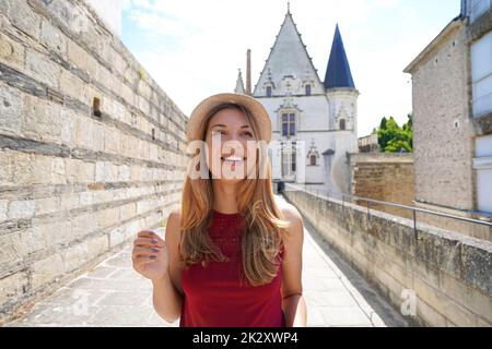 Urlaub in Frankreich. Portrait von aufgeregt Reisenden Mädchen schaut zu Besuch Nantes Schloss, Frankreich. Stockfoto