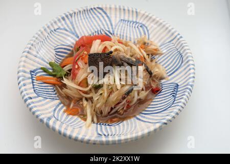 Köstlicher Som Tam -Thai grüner Papaya Salat mit grünen Bohnen, Tomaten. Thailändisches Street Food Stockfoto