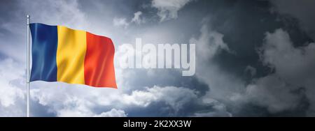 Tschad-Flagge am wolkigen Himmel Stockfoto