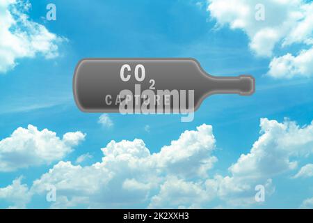 CO2-Aufnahme in grauer Flasche auf blauem Himmel und weißen Cumulus-Wolken. Technologiekonzept für Kohlenstoffabscheidung und -Speicherung. Treibhausgas. Kohlendioxidgas globale Luftklimaverschmutzung. Umweltproblem. Stockfoto