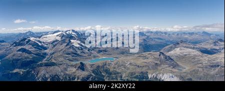 Luftaufnahme, von einem Segelflugzeug, von Bernina Range mit Gletschern geschrumpft durch die globale Erwärmung und Bianco See, aufgenommen von Osten in hellen Sommerlicht, Alpen, I Stockfoto