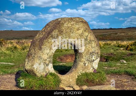 Men-an-Tol bekannt als Men an toll oder Crick Stone - kleine Formation stehender Steine in Cornwall, Großbritannien Stockfoto
