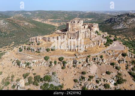 Die Burgfestung auf einem Hügel und das ehemalige Kloster Calatrava La Nueva in Aldea Real, Provinz Ciudad Real Castilla La Mancha Spanien Stockfoto