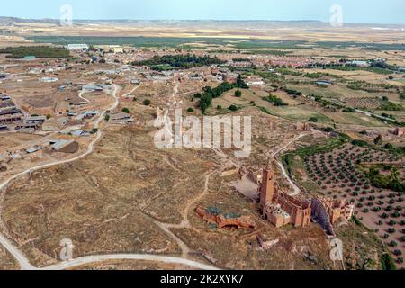 Ein Blick auf die Überreste der Altstadt von Belchite, Spanien, die während des spanischen Bürgerkriegs zerstört und von da an verlassen wurde, mit Blick auf die Kirche San Martin de Tours, Panoramablick Stockfoto