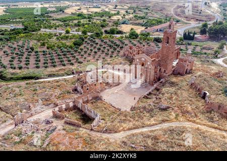 Ein Blick auf die Überreste der Altstadt von Belchite, Spanien, die während des Spanischen Bürgerkriegs zerstört und von da an verlassen wurde, mit Blick auf die Kirche San Martin de Tours Stockfoto