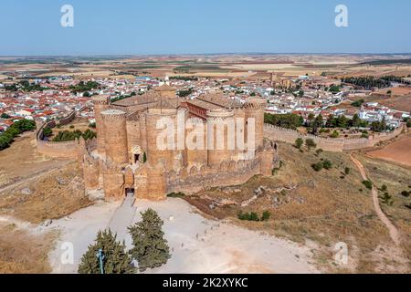 Mittelalterliche Burg auf dem Hügel im Dorf Belmonte, Spanien. Stockfoto