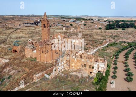 Ein Blick auf die Überreste der Altstadt von Belchite, Spanien, die während des Spanischen Bürgerkriegs zerstört und von da an verlassen wurde, mit Blick auf die Kirche San Martin de Tours Stockfoto