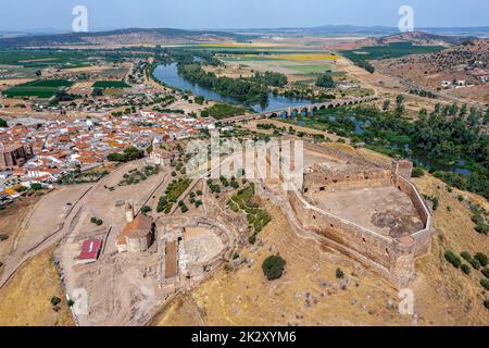 Blick aus der Vogelperspektive auf Medellin, eine spanische Gemeinde in der Provinz Badajoz, Extremadura. Spanien Stockfoto