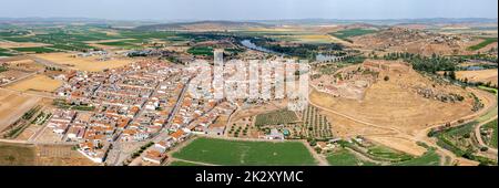 Blick aus der Vogelperspektive auf Medellin, eine spanische Gemeinde in der Provinz Badajoz, Extremadura. Spanien Stockfoto