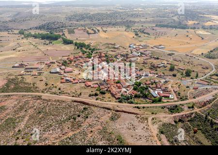 Die kleine spanische Stadt Peracense in der Provinz Teruel am Fuße des Schlosses Stockfoto